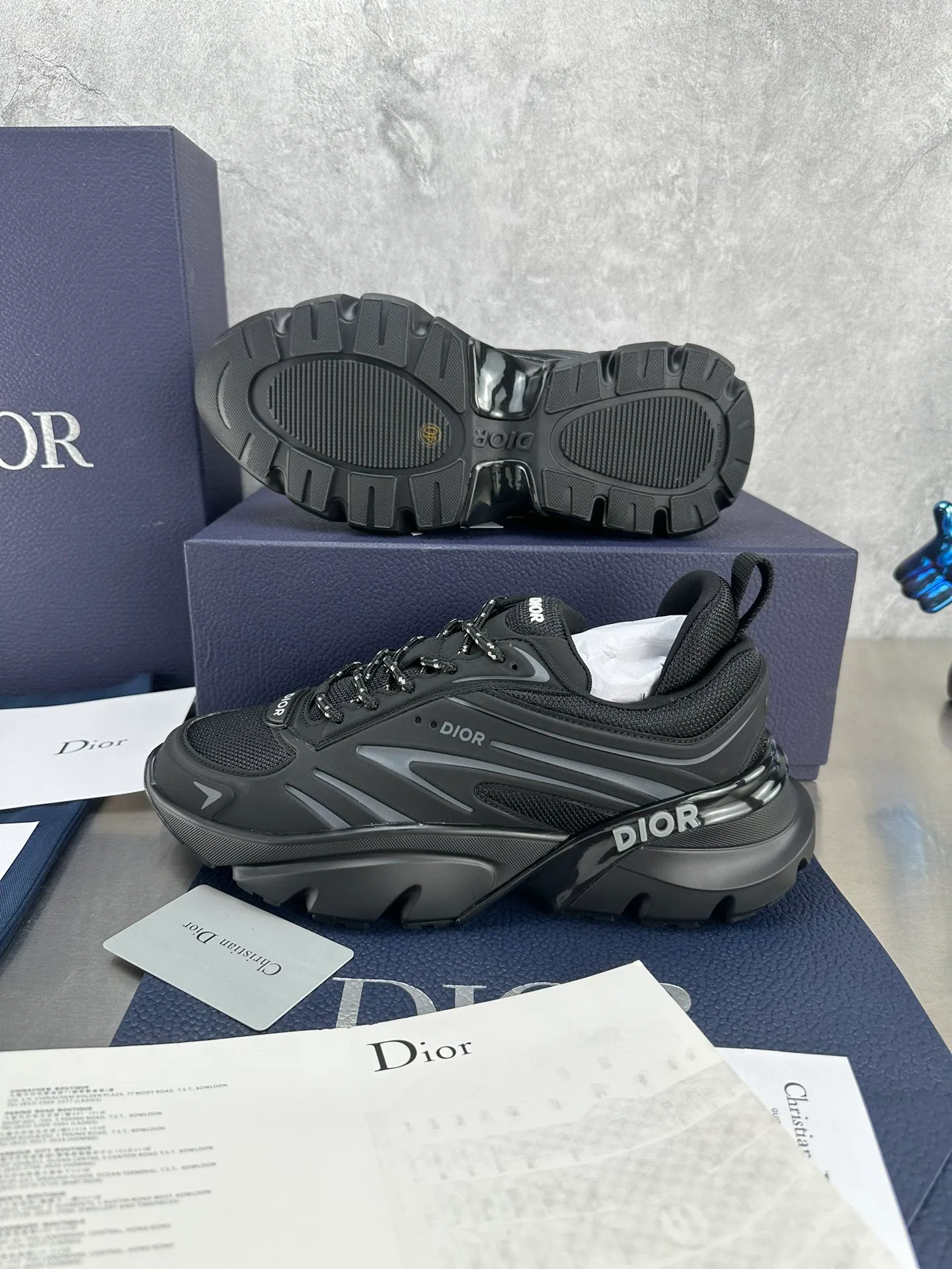👟👟Ex-factory price 680👟👟 Dior B44 Blade sneakers for couples, a one-to-one replica of the original version. Embellishing the lifestyle capsule collection designed by lewishamilton, the dior B44 Blade sneaker is characterized by 2000s-inspired curves and a strong sense of volume. Promising a sporty yet retro-futuristic feel, they come in microfiber and canvas inlays and are embellished with the 'Dior' signature. These unique pieces, embellished with blades, capture the twisted beauty of the running world. The B44 Blade sneaker features a generous, voluminous silhouette inspired by the 2000s. Made from technical mesh, the upper features tonal technical fabric panels and features contrasting blade inserts on the sole for a running element. The Dior logo is featured on the upper, heel and sides. Two-tone laces and supportive socks accentuate its sporty aesthetic, giving the sneaker an ultra-modern edge to elevate its casual look. Couple size: 35-40, male 39-45